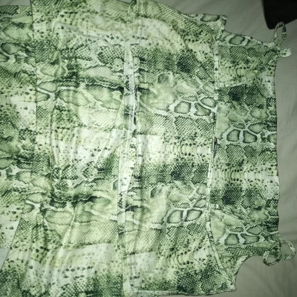 Green snake skin crop to and skirt set - Picture 2 of 3